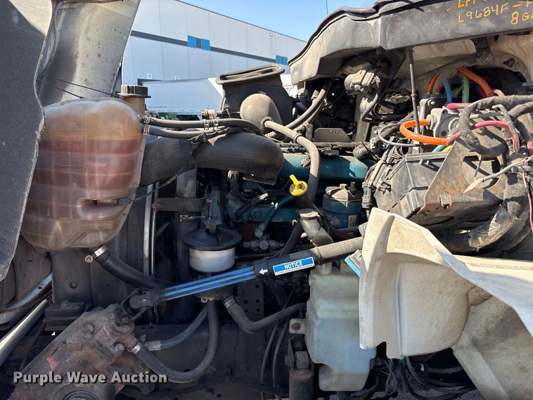 image for item EM6052 2005 International 4400 semi truck