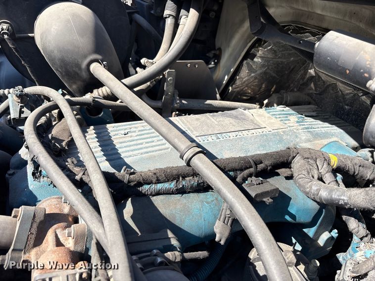 image for item EM6052 2005 International 4400 semi truck