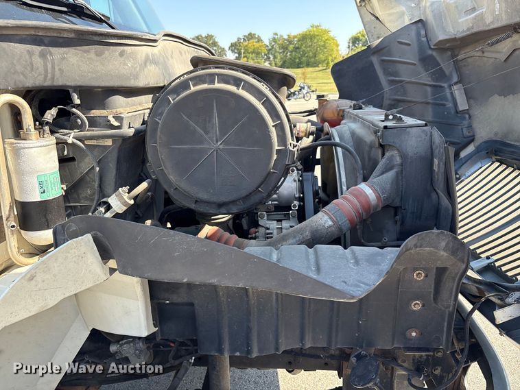 image for item EM6052 2005 International 4400 semi truck