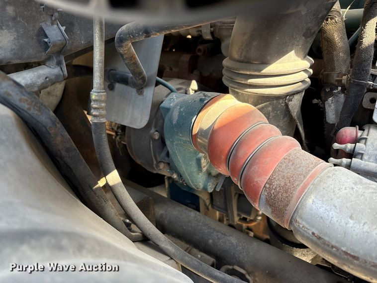 image for item EM6052 2005 International 4400 semi truck