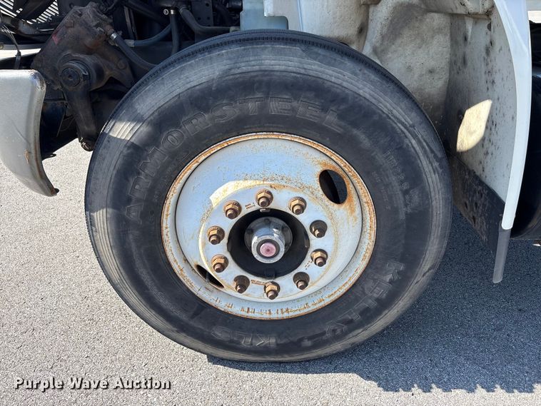 image for item EM6052 2005 International 4400 semi truck