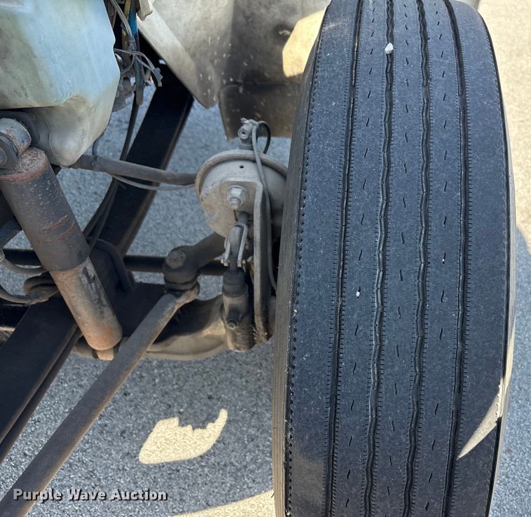 image for item EM6052 2005 International 4400 semi truck