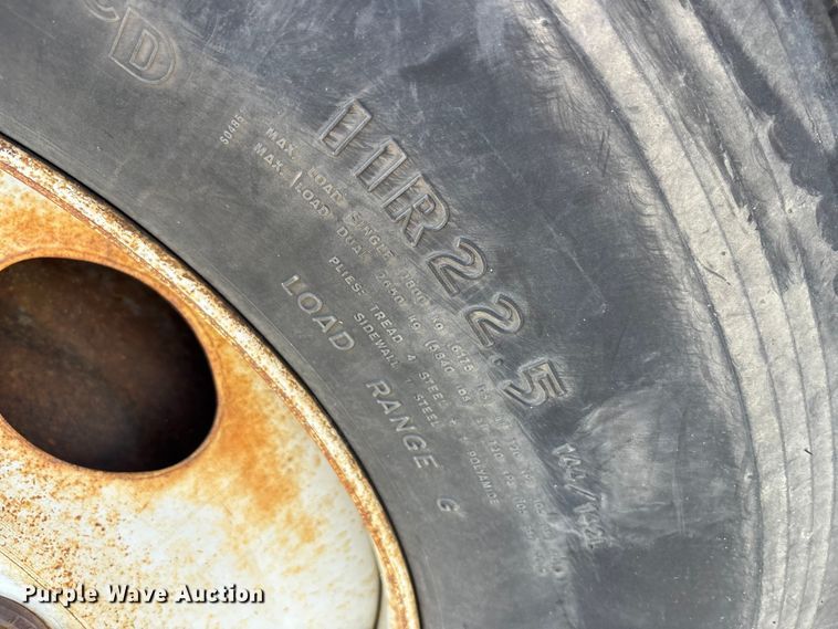 image for item EM6052 2005 International 4400 semi truck