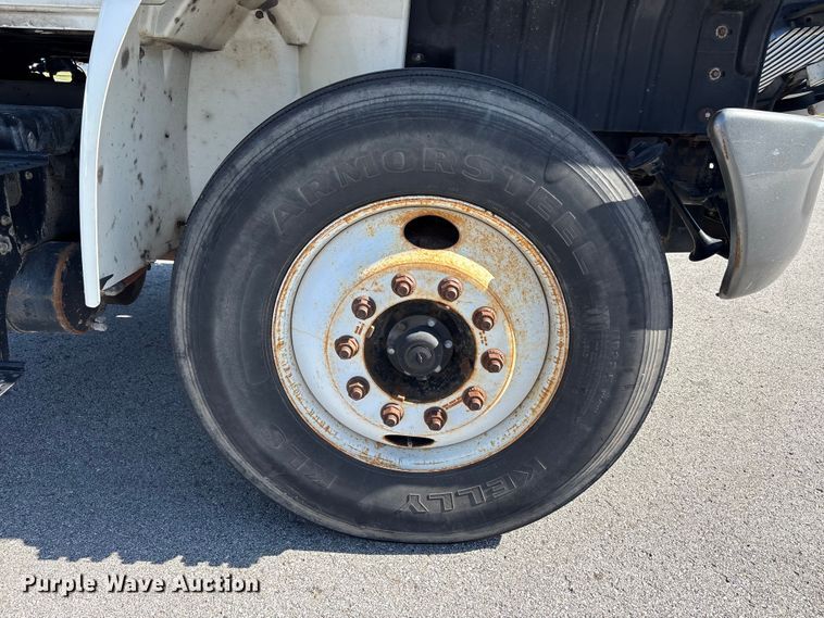 image for item EM6052 2005 International 4400 semi truck