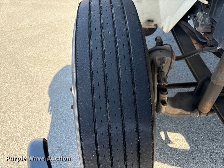 image for item EM6052 2005 International 4400 semi truck