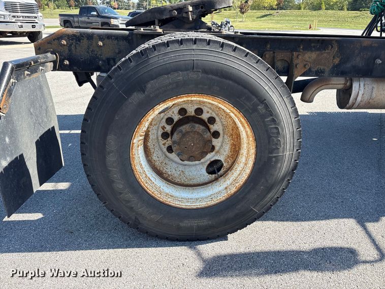 image for item EM6052 2005 International 4400 semi truck