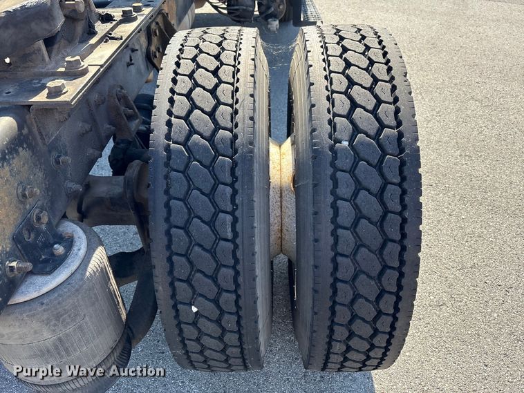 image for item EM6052 2005 International 4400 semi truck