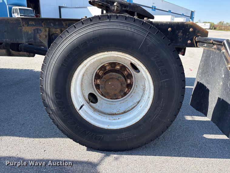 image for item EM6052 2005 International 4400 semi truck