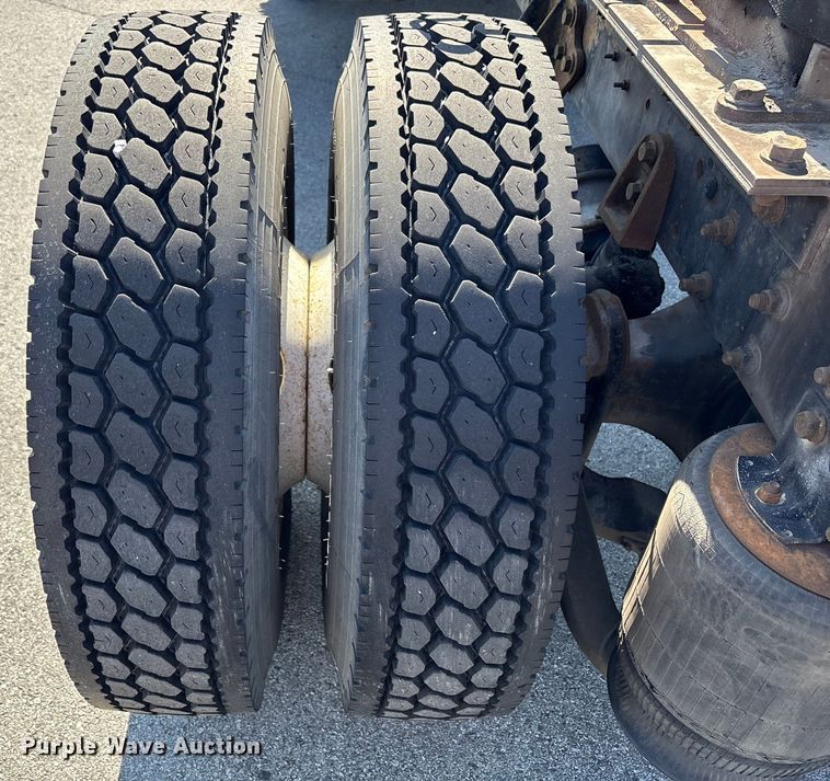 image for item EM6052 2005 International 4400 semi truck