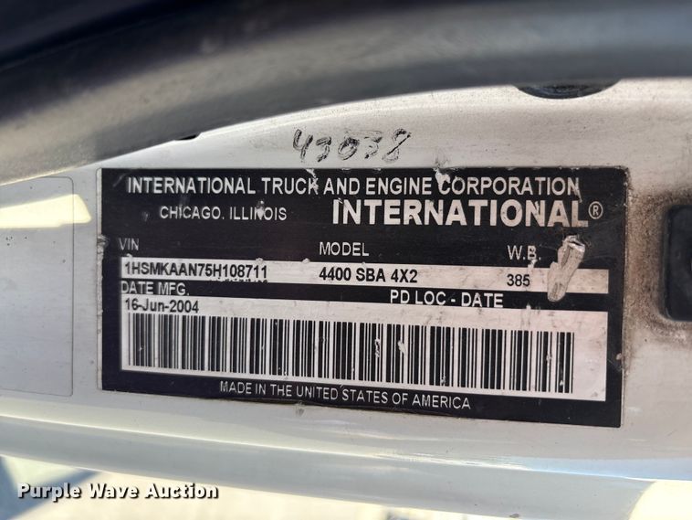 image for item EM6052 2005 International 4400 semi truck