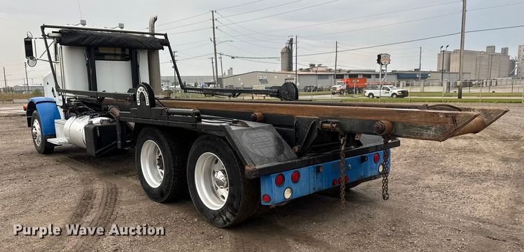 image for item EM8403 1989 Peterbilt 378 roll-off container truck