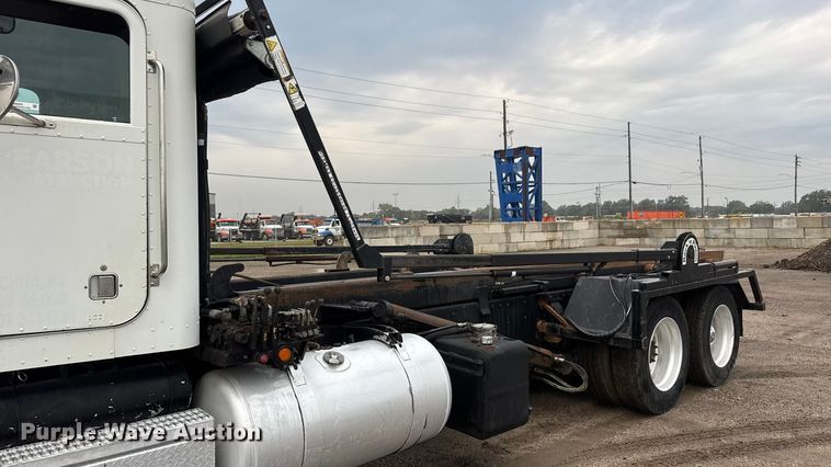 image for item EM8403 1989 Peterbilt 378 roll-off container truck