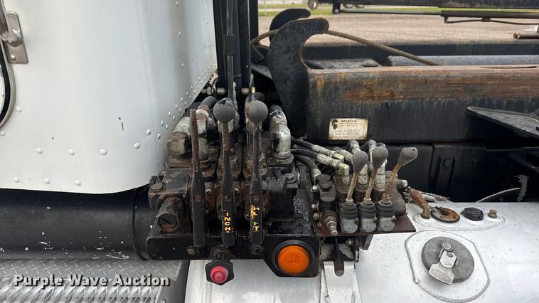 image for item EM8403 1989 Peterbilt 378 roll-off container truck