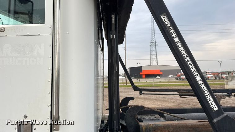 image for item EM8403 1989 Peterbilt 378 roll-off container truck