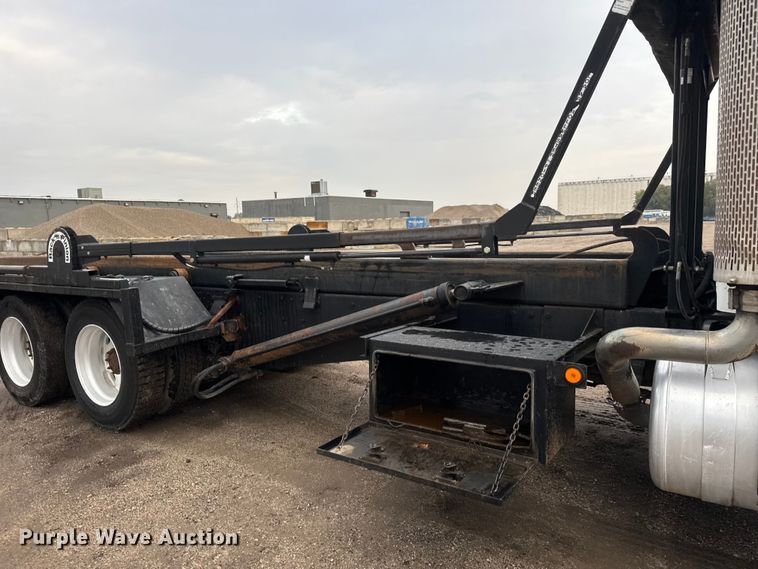 image for item EM8403 1989 Peterbilt 378 roll-off container truck