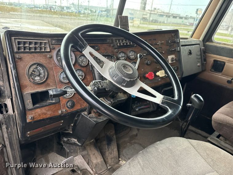 image for item EM8403 1989 Peterbilt 378 roll-off container truck