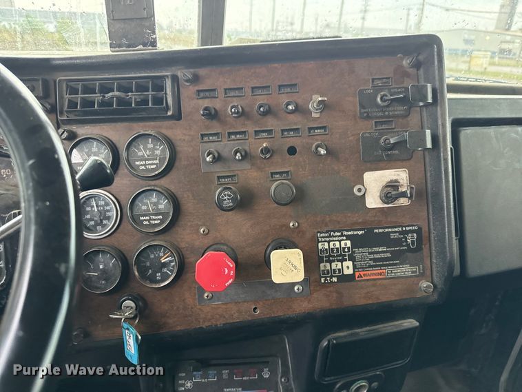 image for item EM8403 1989 Peterbilt 378 roll-off container truck