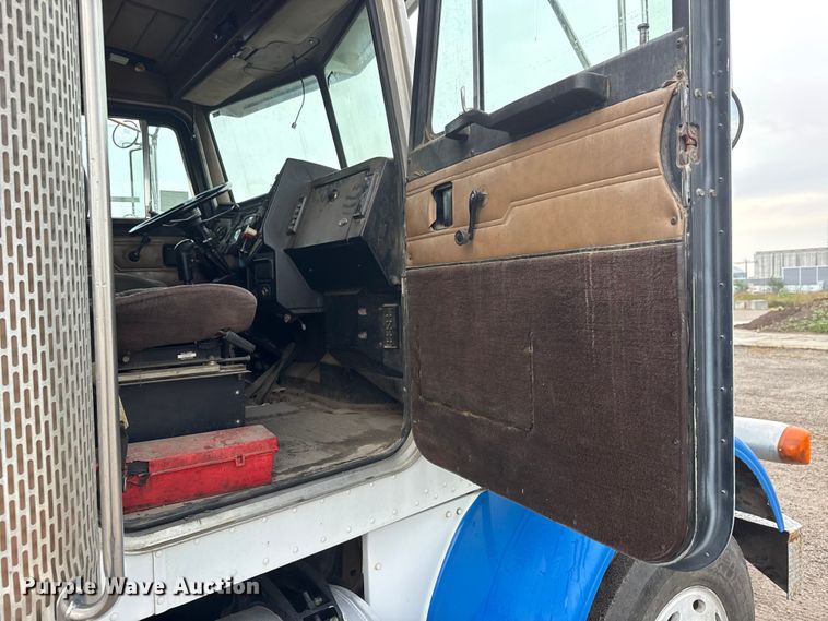 image for item EM8403 1989 Peterbilt 378 roll-off container truck