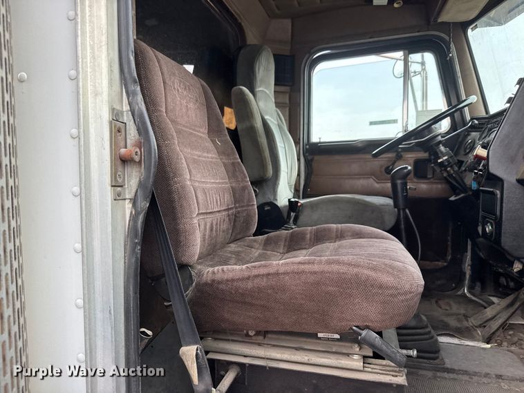 image for item EM8403 1989 Peterbilt 378 roll-off container truck