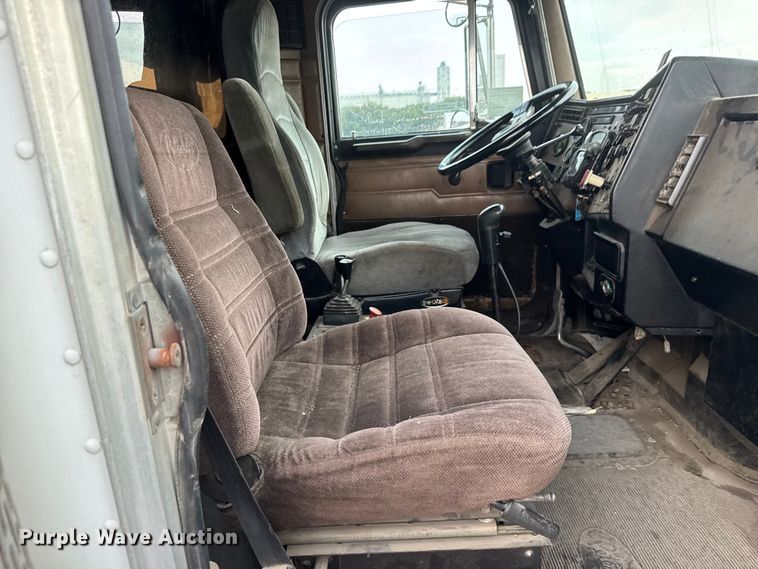 image for item EM8403 1989 Peterbilt 378 roll-off container truck