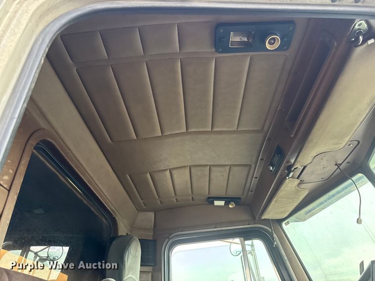 image for item EM8403 1989 Peterbilt 378 roll-off container truck