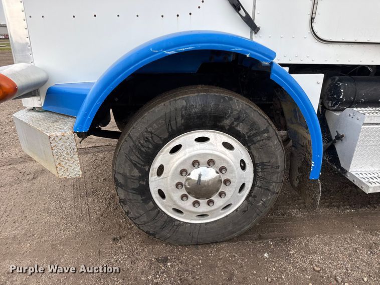 image for item EM8403 1989 Peterbilt 378 roll-off container truck