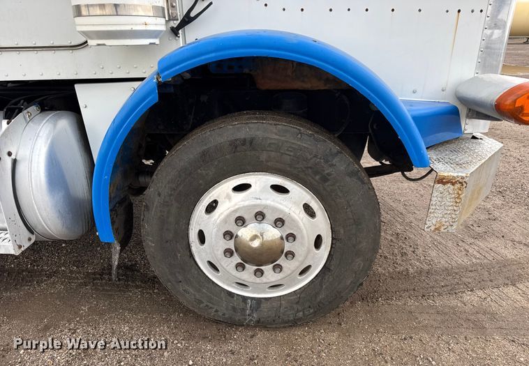 image for item EM8403 1989 Peterbilt 378 roll-off container truck