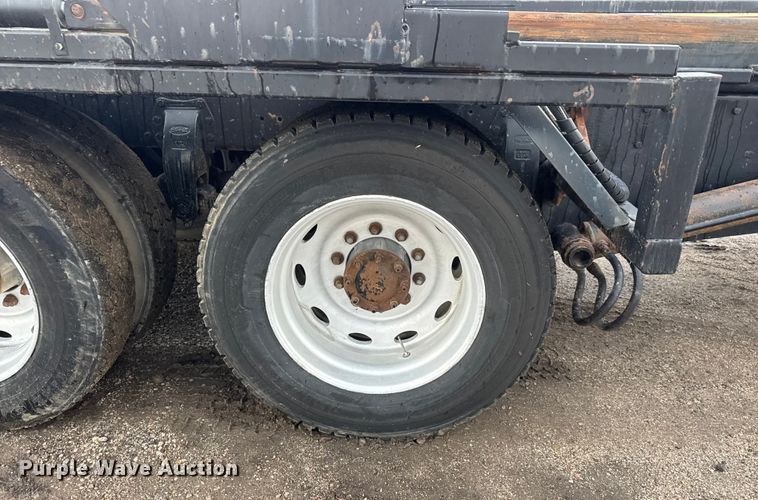 image for item EM8403 1989 Peterbilt 378 roll-off container truck