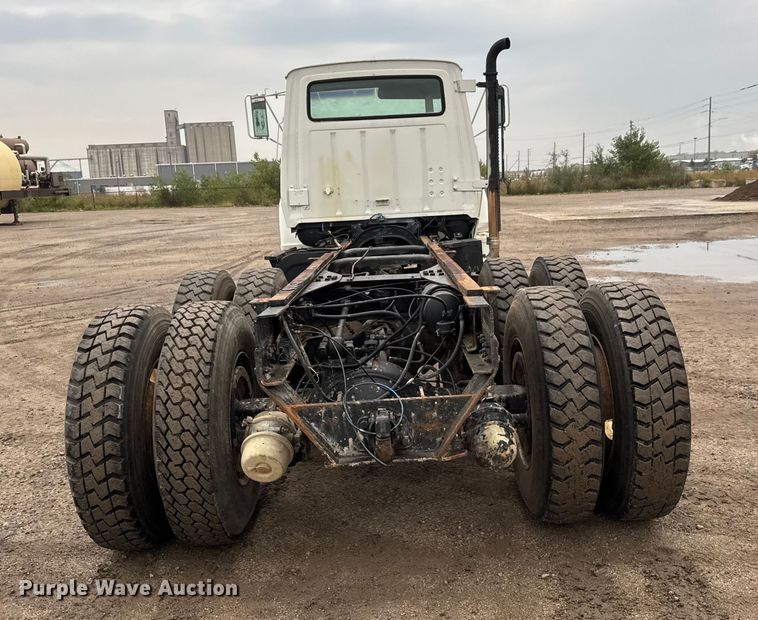 image for item EM8404 1992 Ford LNT8000 truck cab and chassis