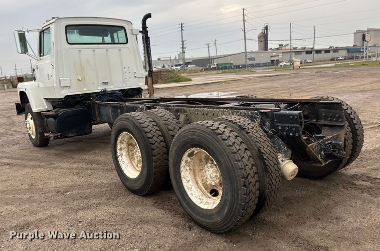 image for item EM8404 1992 Ford LNT8000 truck cab and chassis