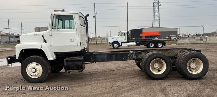 image for item EM8404 1992 Ford LNT8000 truck cab and chassis