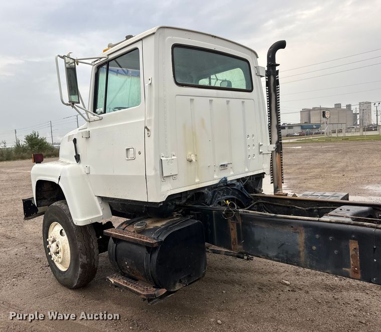 image for item EM8404 1992 Ford LNT8000 truck cab and chassis