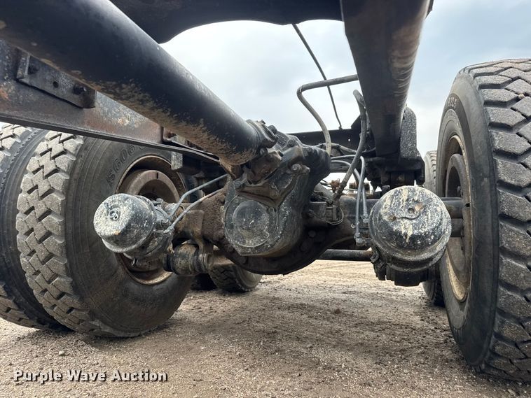 image for item EM8404 1992 Ford LNT8000 truck cab and chassis