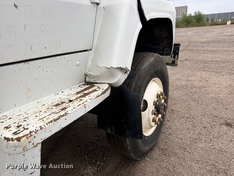 image for item EM8404 1992 Ford LNT8000 truck cab and chassis