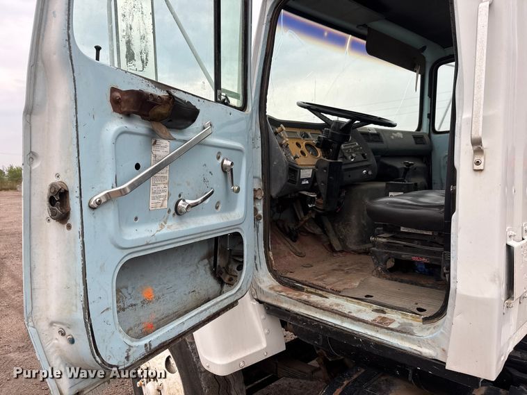 image for item EM8404 1992 Ford LNT8000 truck cab and chassis