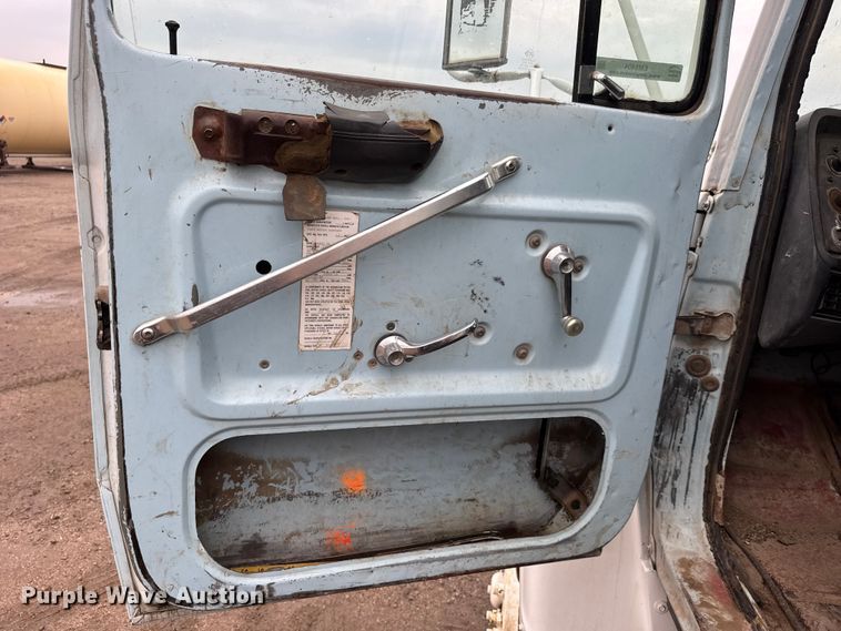 image for item EM8404 1992 Ford LNT8000 truck cab and chassis