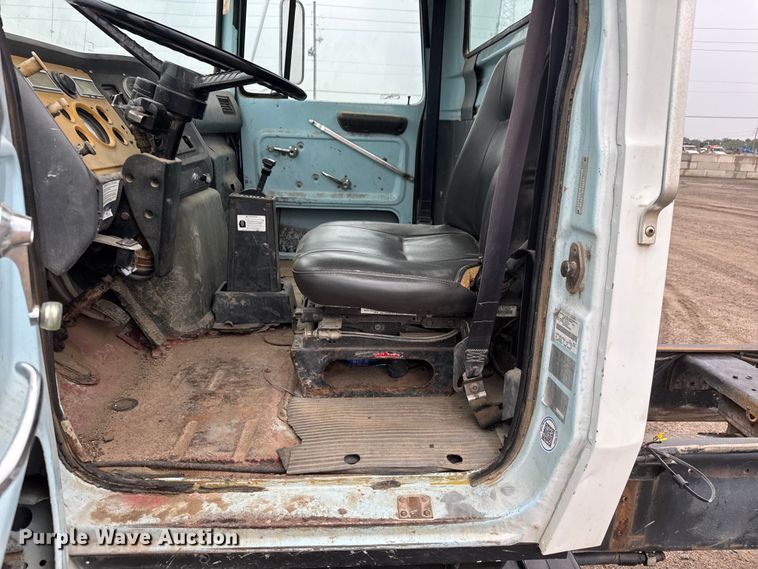 image for item EM8404 1992 Ford LNT8000 truck cab and chassis