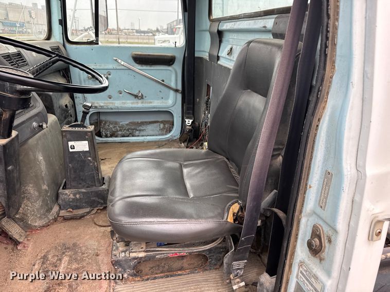 image for item EM8404 1992 Ford LNT8000 truck cab and chassis