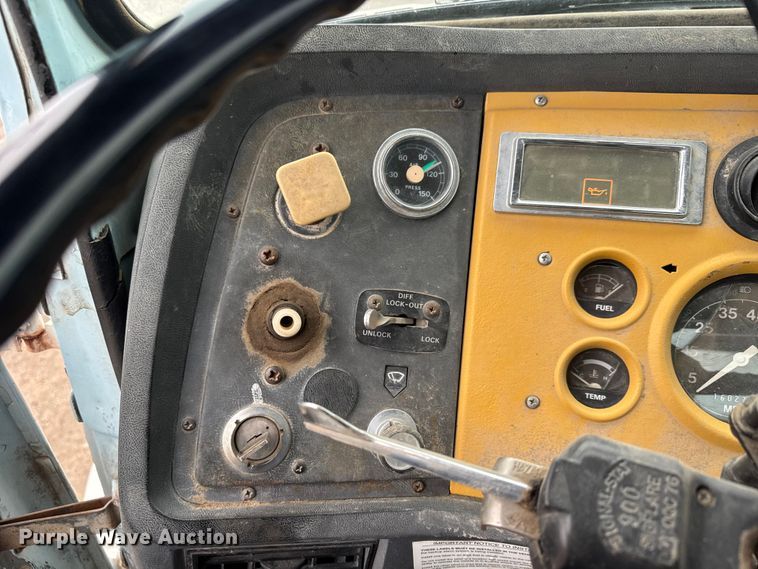 image for item EM8404 1992 Ford LNT8000 truck cab and chassis