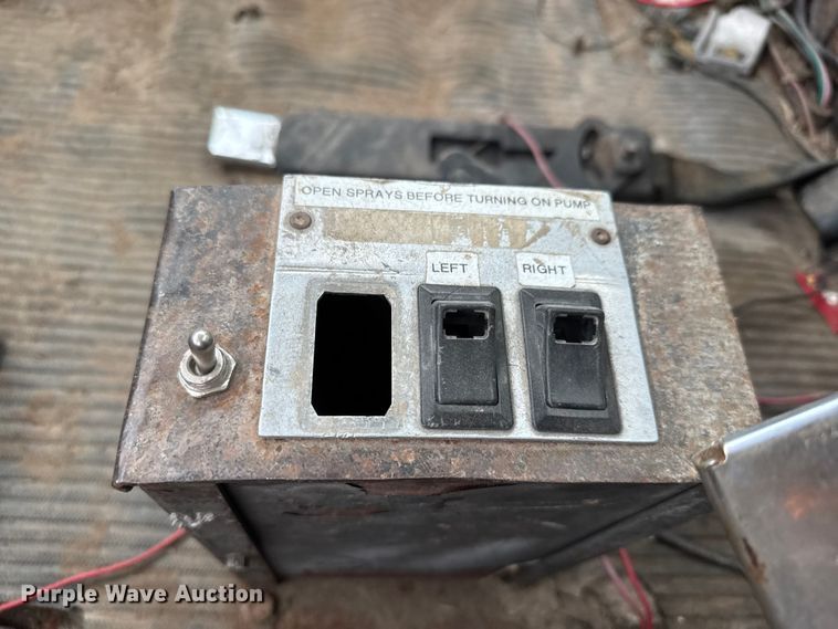 image for item EM8404 1992 Ford LNT8000 truck cab and chassis