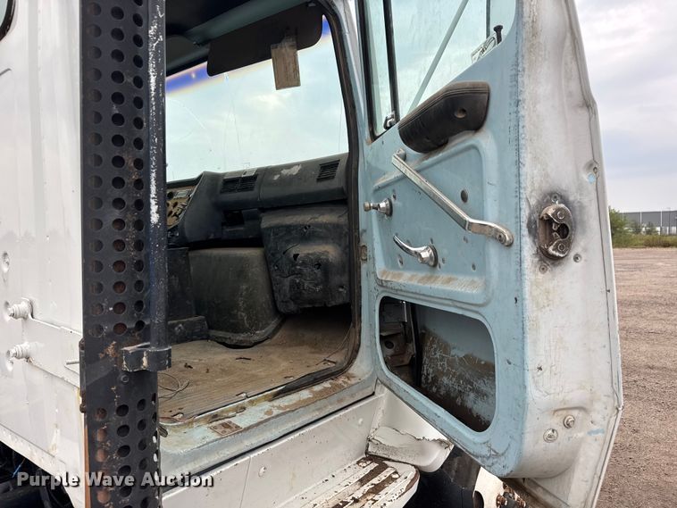 image for item EM8404 1992 Ford LNT8000 truck cab and chassis