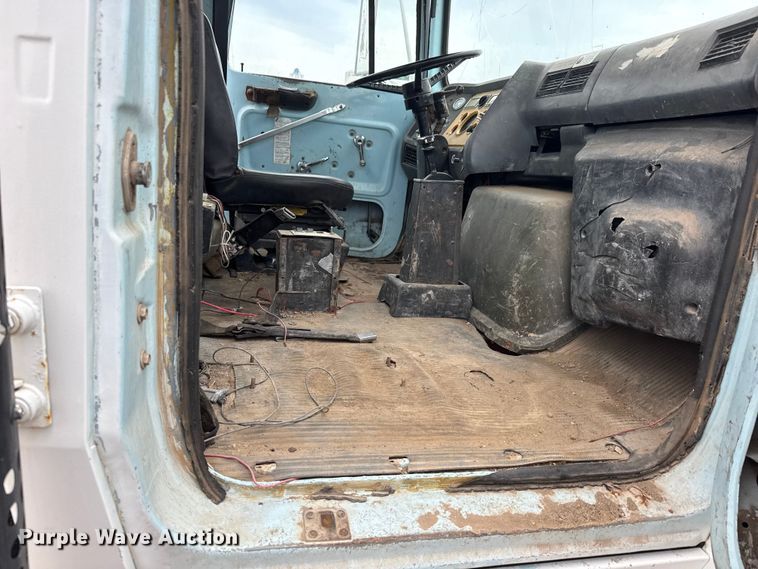 image for item EM8404 1992 Ford LNT8000 truck cab and chassis