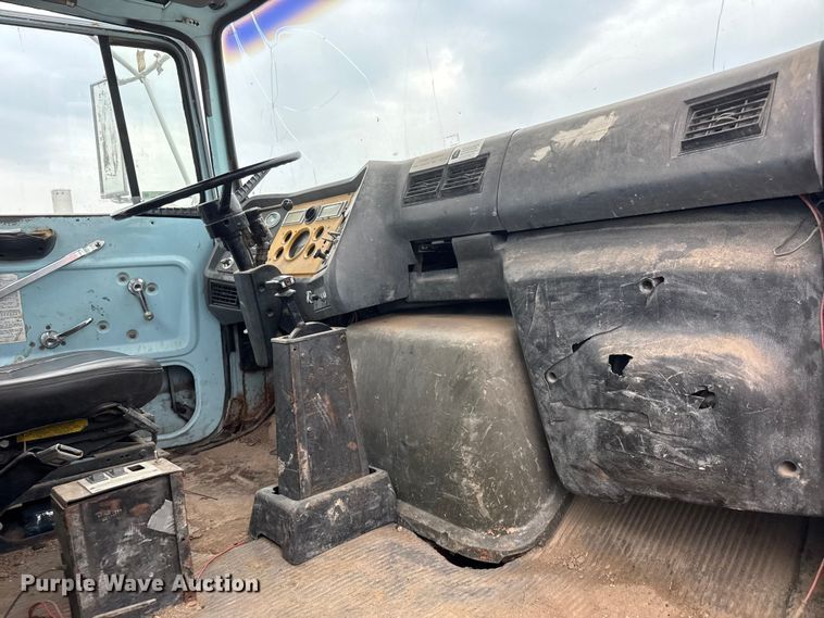 image for item EM8404 1992 Ford LNT8000 truck cab and chassis