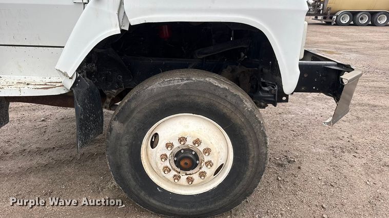 image for item EM8404 1992 Ford LNT8000 truck cab and chassis