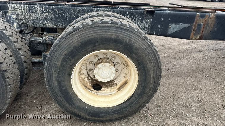 image for item EM8404 1992 Ford LNT8000 truck cab and chassis