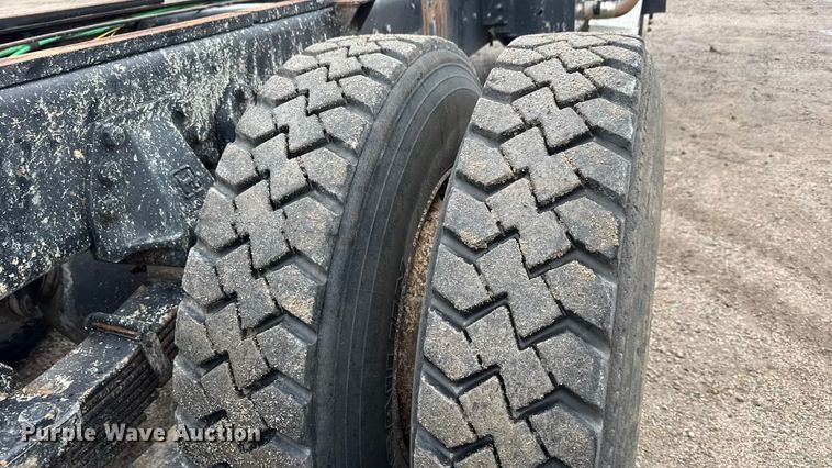 image for item EM8404 1992 Ford LNT8000 truck cab and chassis