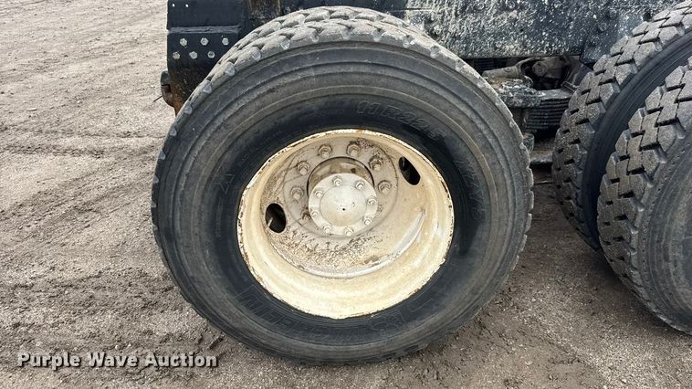 image for item EM8404 1992 Ford LNT8000 truck cab and chassis