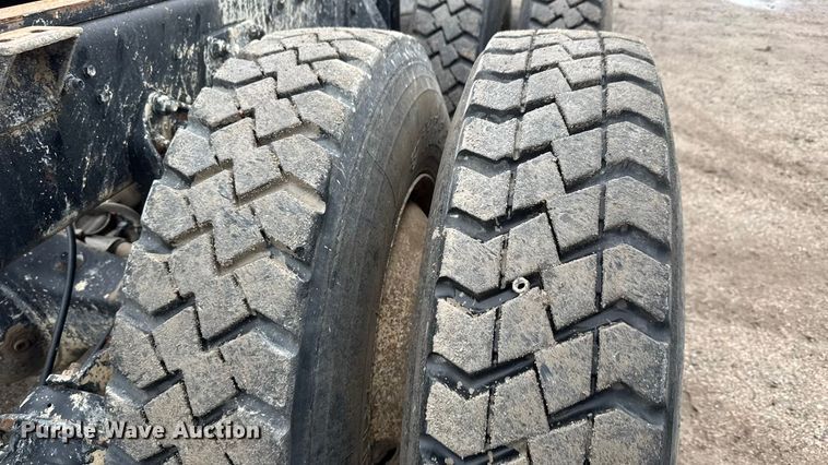 image for item EM8404 1992 Ford LNT8000 truck cab and chassis