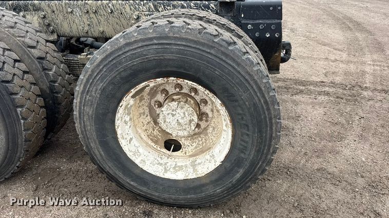 image for item EM8404 1992 Ford LNT8000 truck cab and chassis