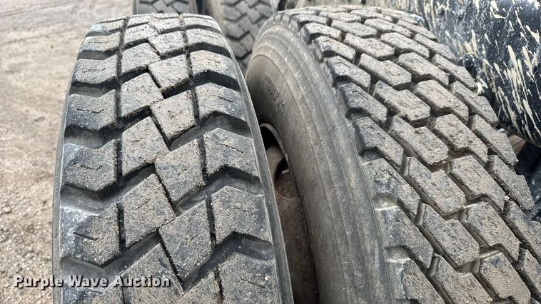 image for item EM8404 1992 Ford LNT8000 truck cab and chassis